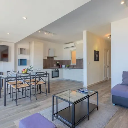 Apartman Sea-view Retreat 2 *