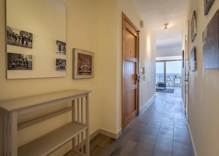 Sea-view Retreat 2 Daire